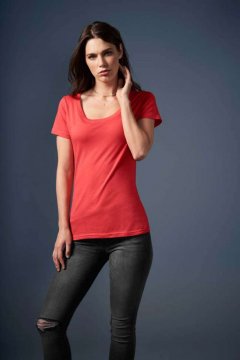 WOMEN’S FEATHERWEIGHT SCOOP TEE